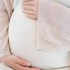 订阅、平台和设🔬🚈备收入本季度👨‍👧🚷增长17🐎%至136亿🦙👯美元，🌏📎